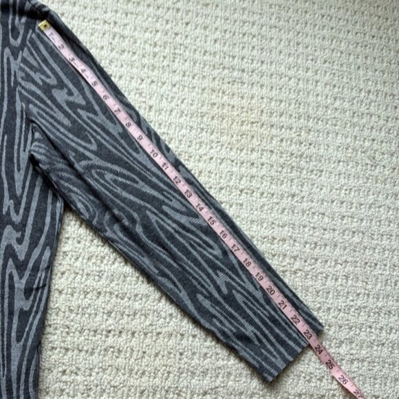 Chico’s Women’s Gray Zebra Patterned Long Sleeve Top Size 3 - Picture 9 of 10